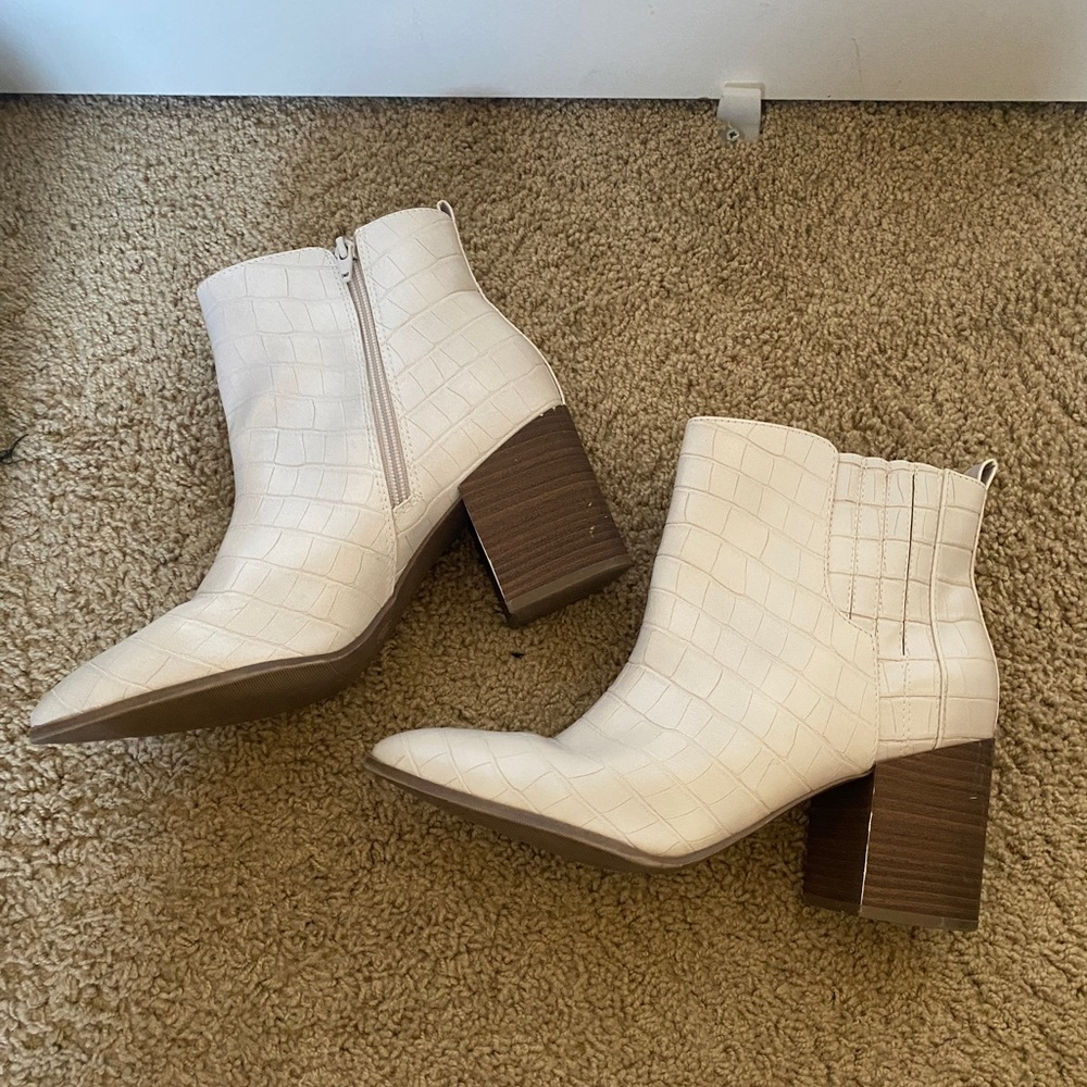 SM New York White/Cream Crocodile Ankle Boots/Booties